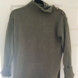 green medium turtle neck sweater